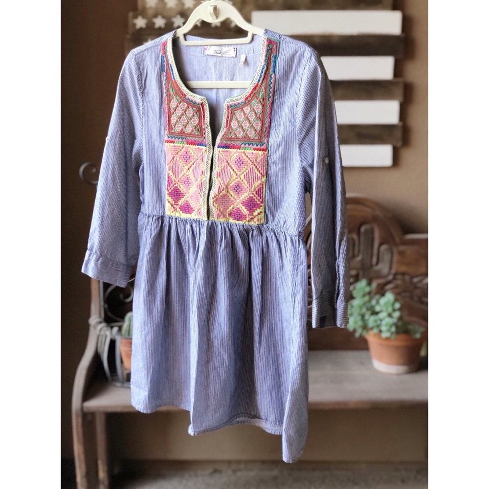 True Grit Embroidered Tab Sleeve Top // Small